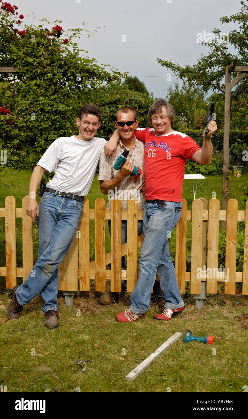 Handymen hanno appena finito di costruire un giardino recinto su appezzamenti in Germania. Foto Stock