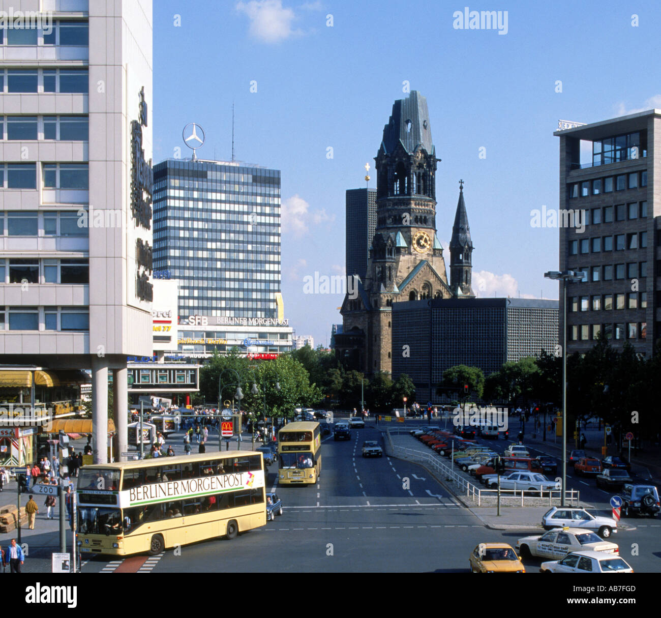 Il traffico sul Ku-damm Strasse con la Kaiser Wilhelm Memorial Church Berlino Germania Foto Stock