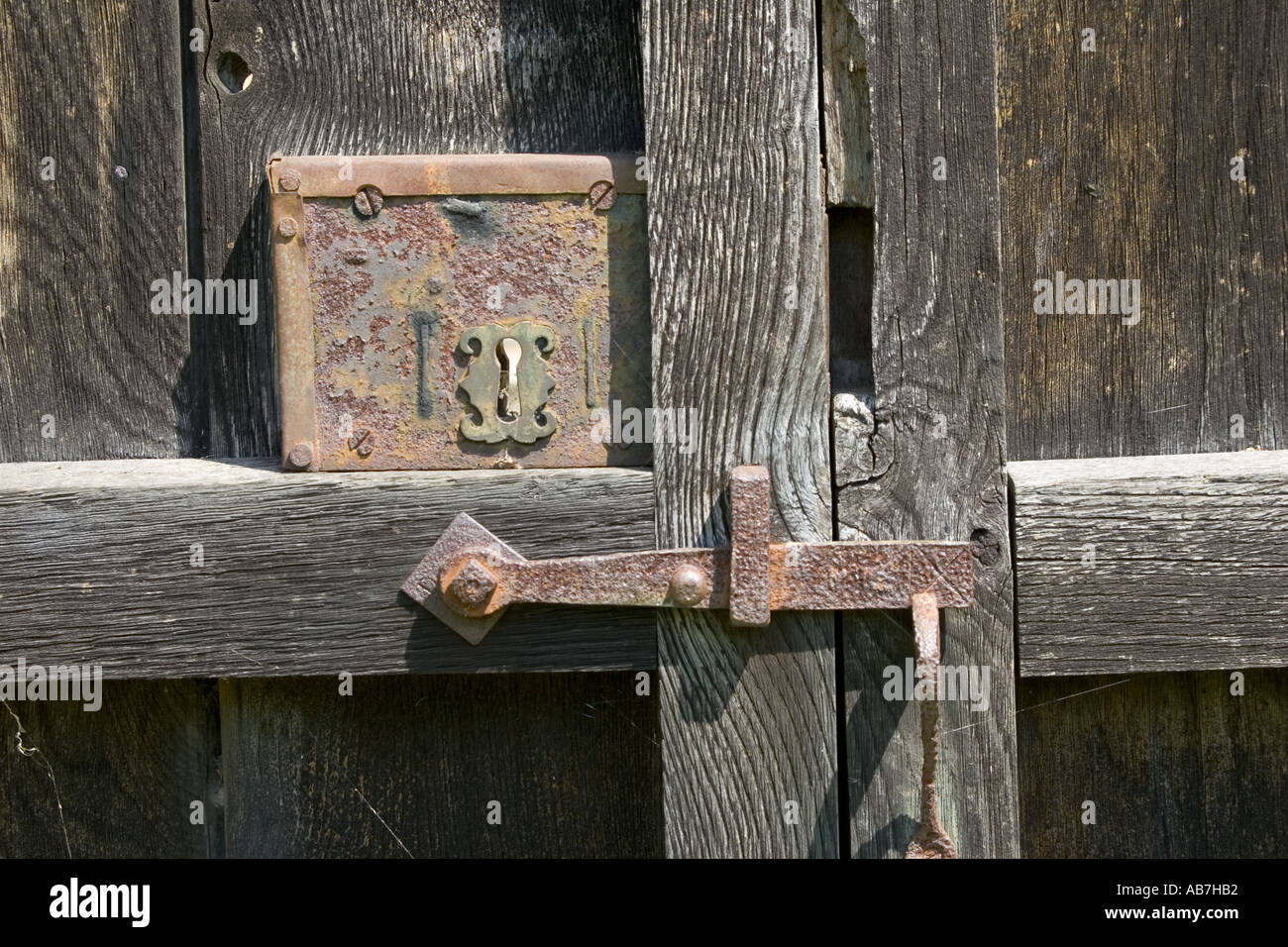 Rusty Vecchia serratura e cattura di gate sulle porte in rovere Costwolds REGNO UNITO Foto Stock