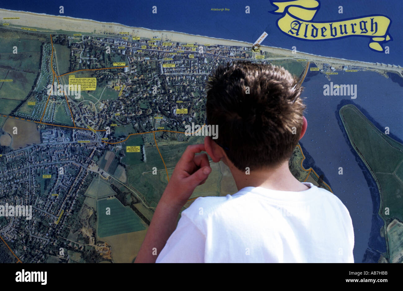 Un visitatore a Aldeburgh guardando una mappa della Suffolk cittadina balneare Foto Stock