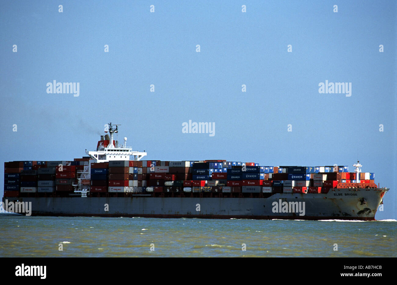 Contenitore nave Elba Bridge entrando nel porto di Felixstowe nel Suffolk REGNO UNITO Foto Stock