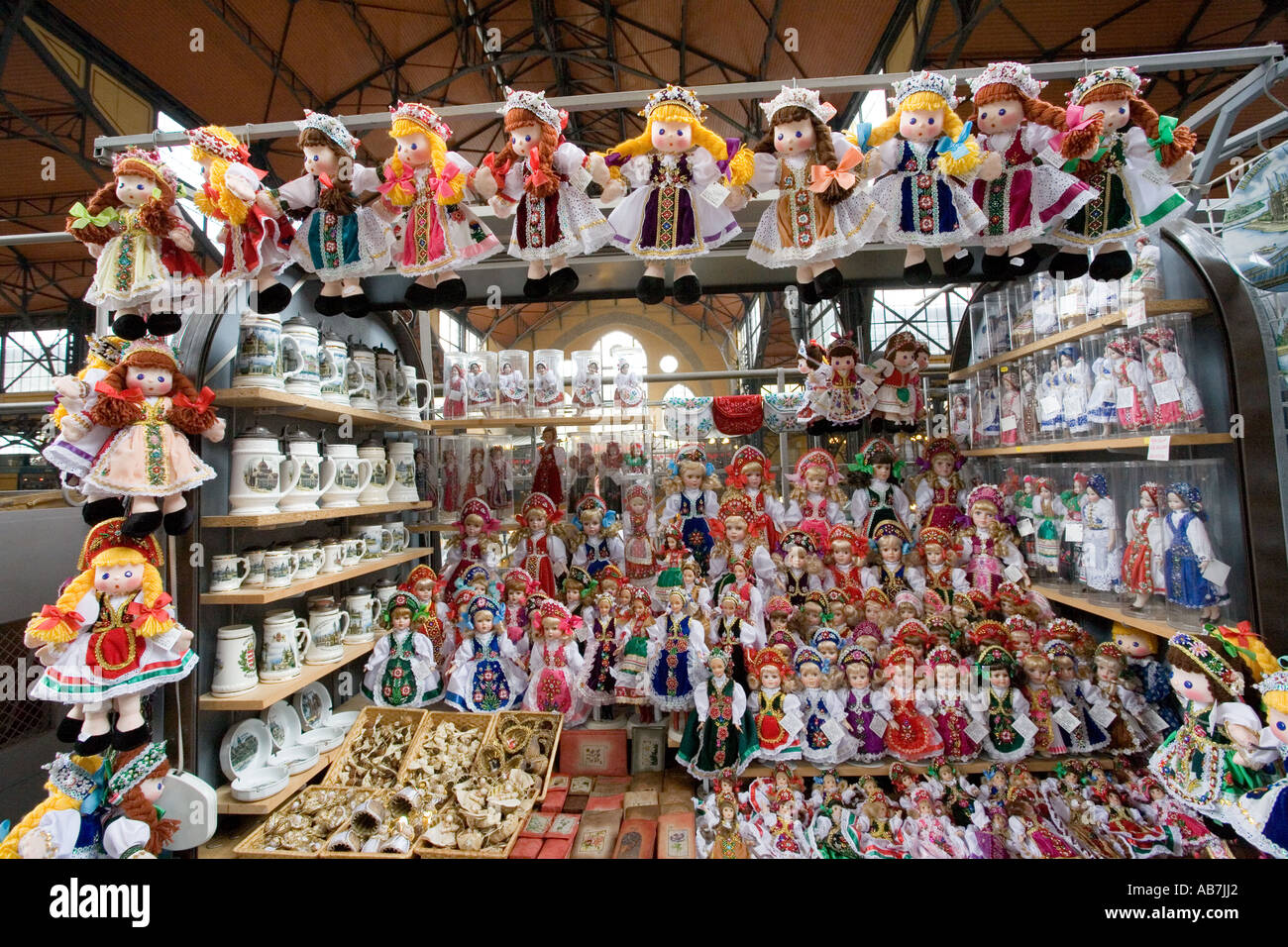Fatto a mano souvenir bambole in vendita al mercato di Grand Hall di Budapest Ungheria Foto Stock