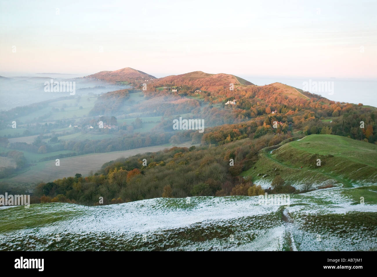 Nel tardo pomeriggio la nebbia si forma attorno al piede della Malvern Hills in WORCESTERSHIRE REGNO UNITO Foto Stock