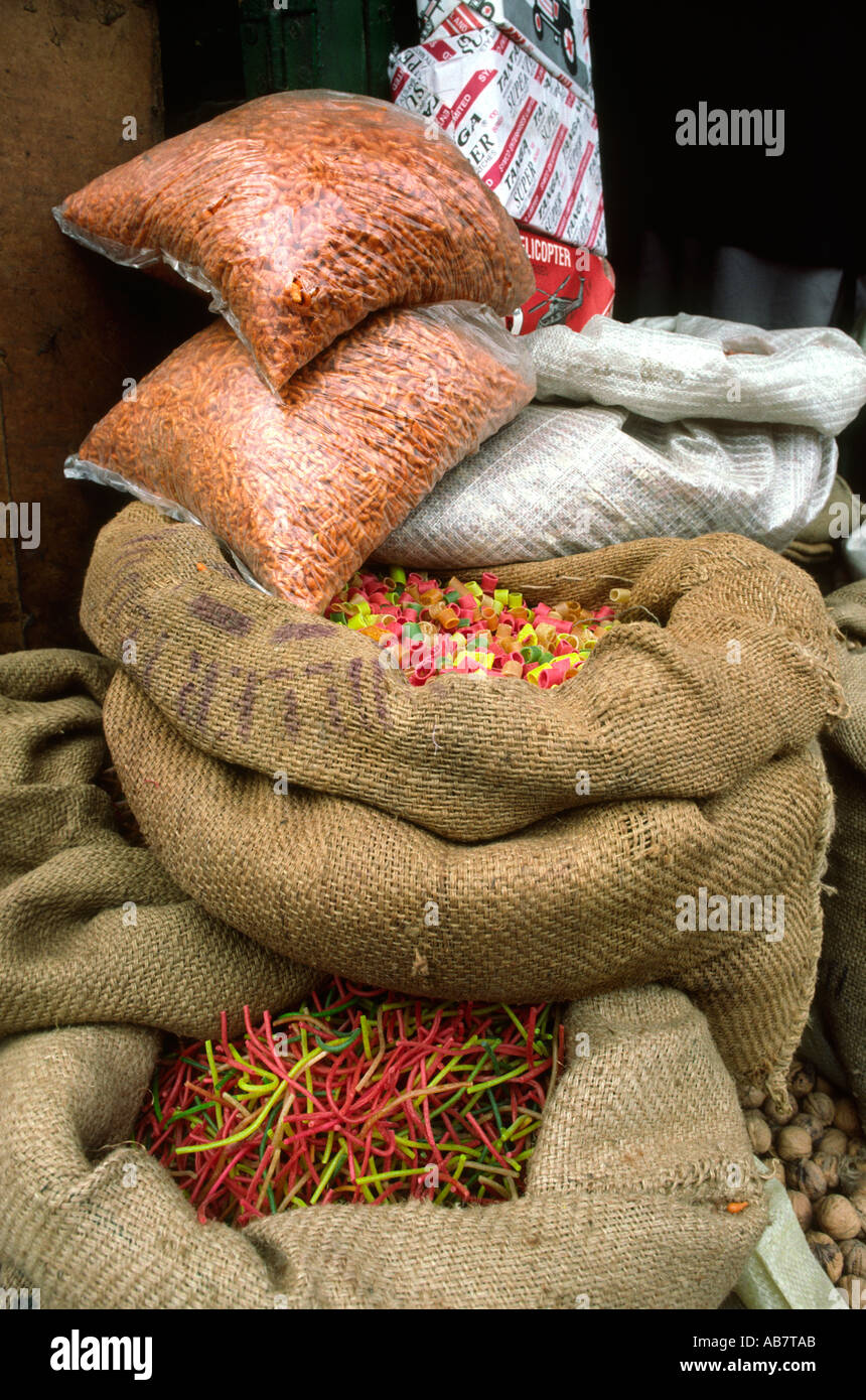 Il Pakistan Baluchistan Quetta dettaglio sacchetti colorati di tagliatelle Foto Stock