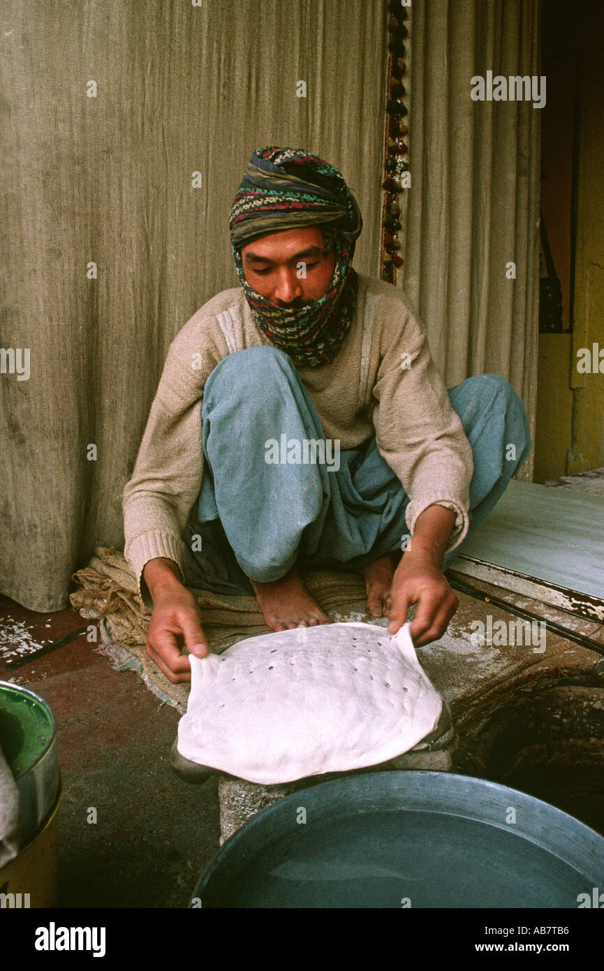 Il Pakistan Baluchistan Quetta uomo alimentare sagomando nan di pasta di pane Foto Stock