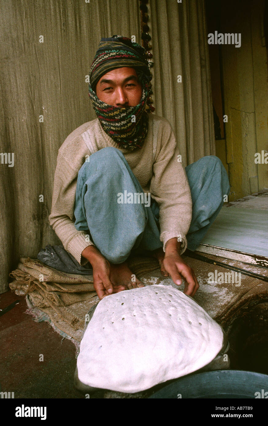 Il Pakistan Baluchistan Quetta uomo alimentare sagomando nan di pasta di pane Foto Stock