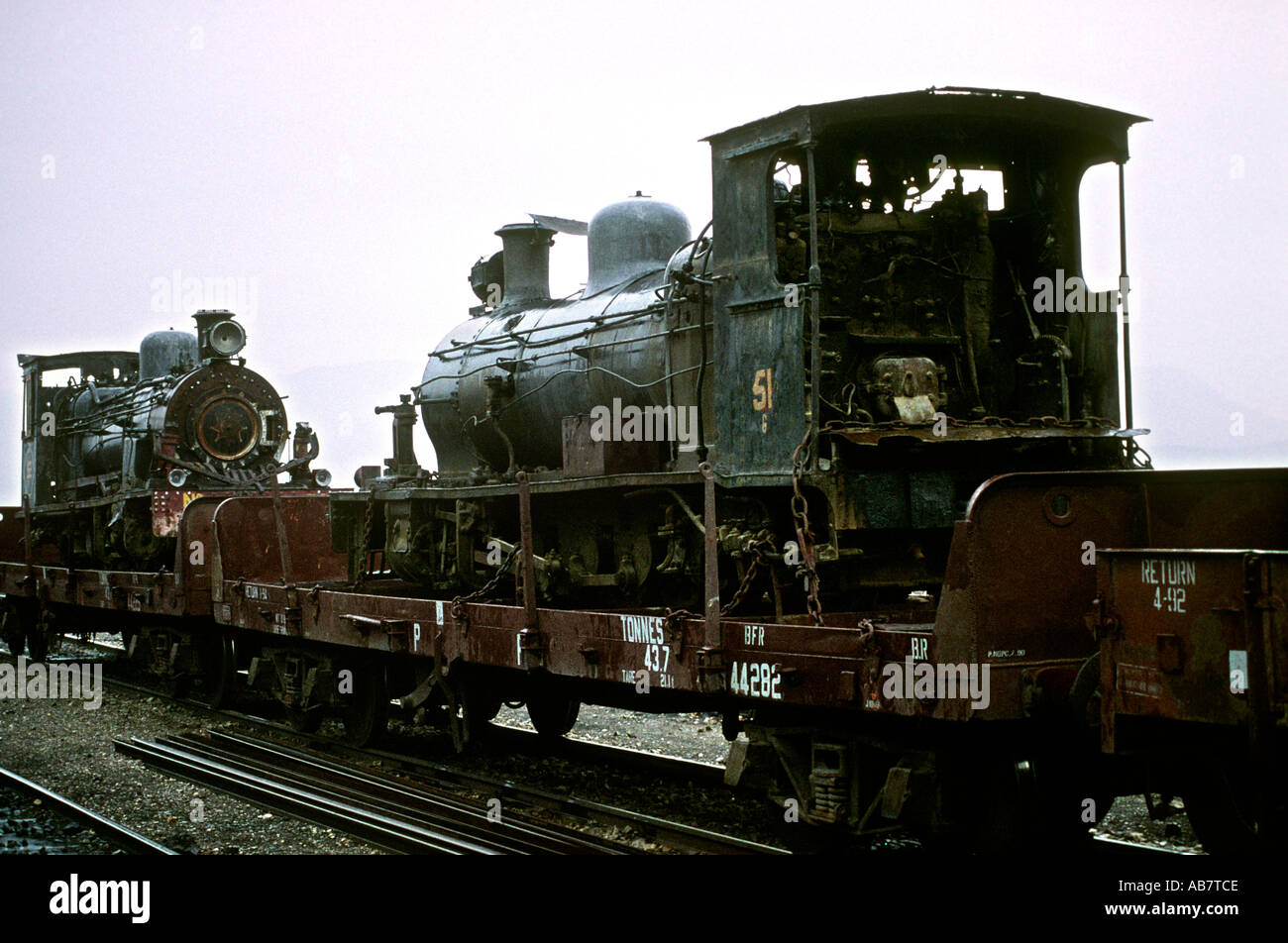 Il Pakistan Baluchistan Quetta vecchie locomotive a vapore caricati su carri ferroviari Foto Stock