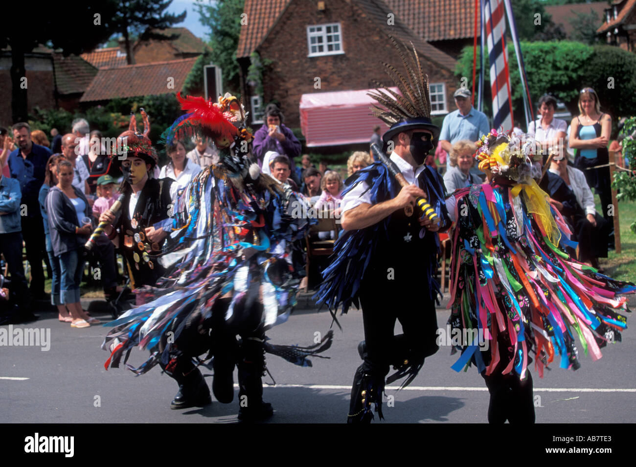Villaggio tradizionale attività in Wellow Nottinghamshire Regno Unito durante il mese di maggio festivo con ballerini di Morris Foto Stock