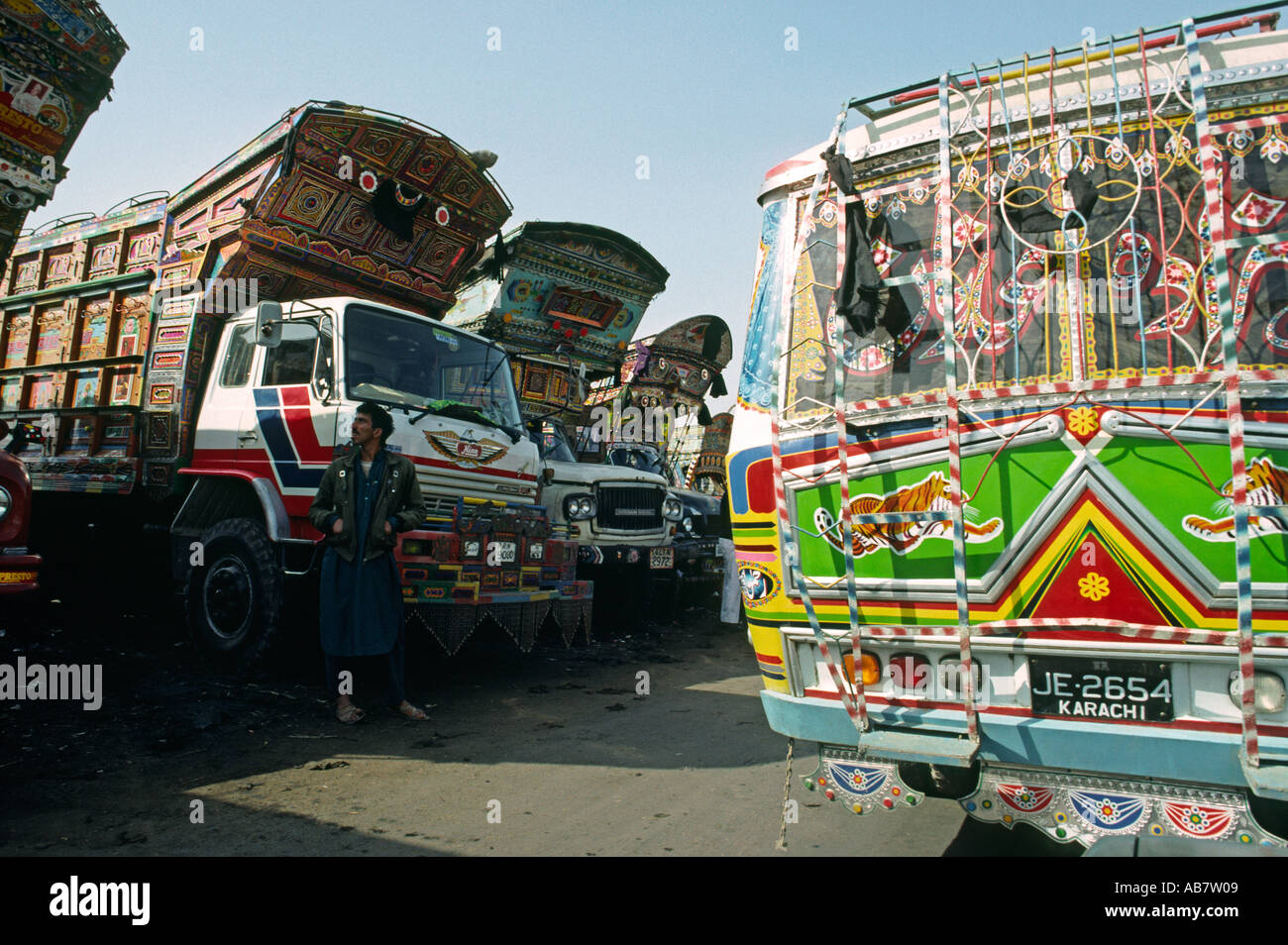 Pakistani truck immagini e fotografie stock ad alta risoluzione - Alamy