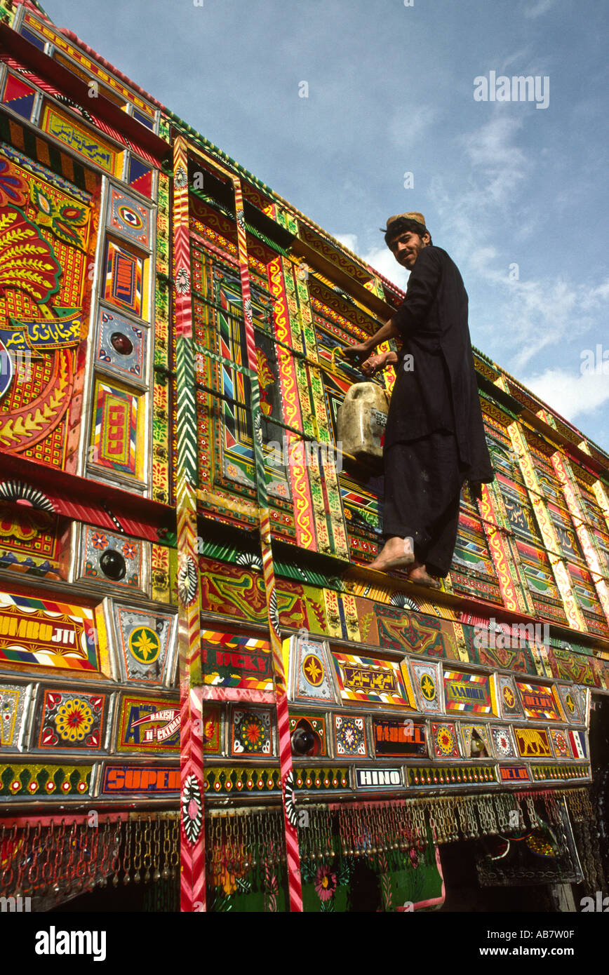 Il Pakistan Trasporti Baluchistan Quetta uomo pulizia del lato decorato carrello Foto Stock