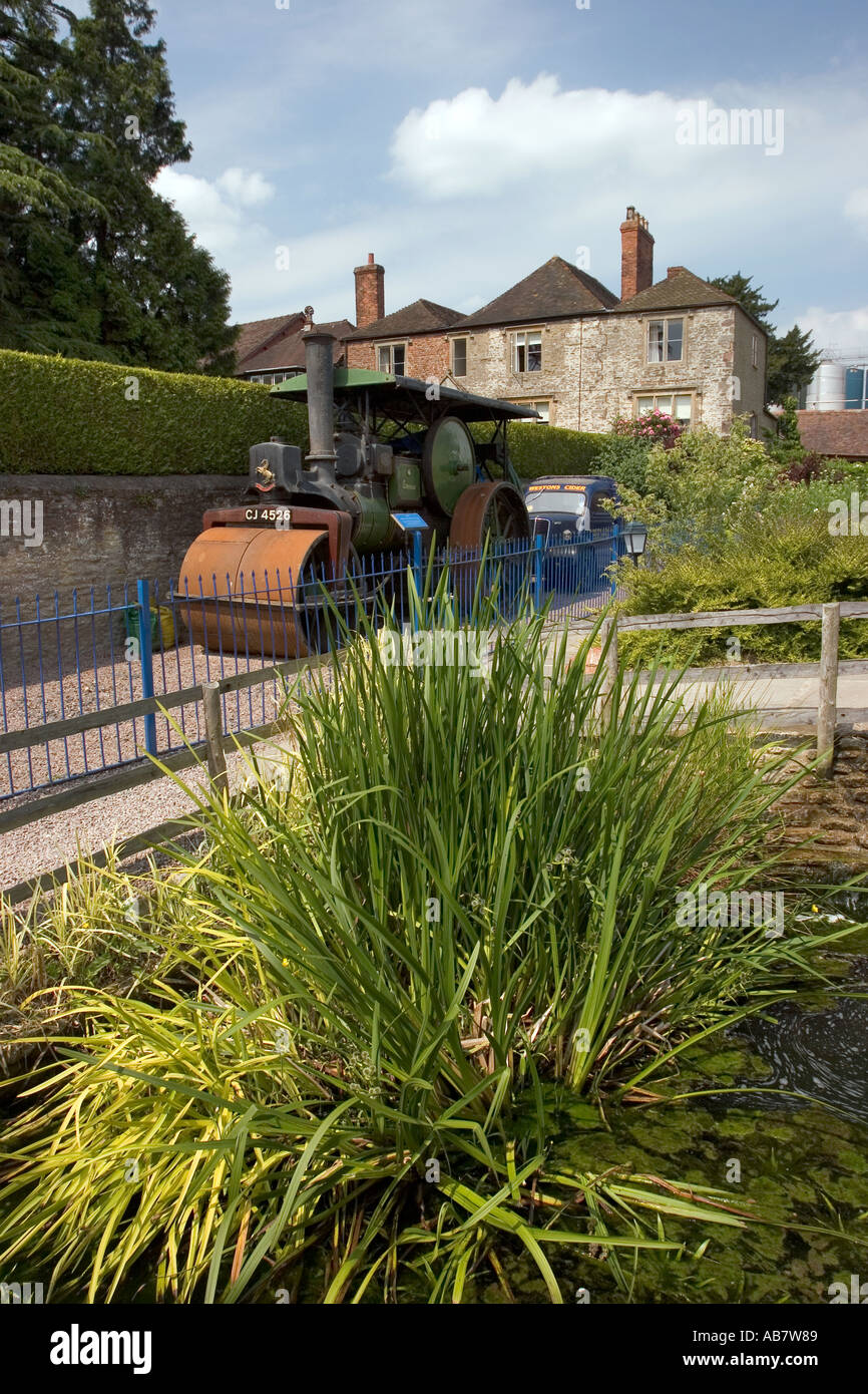 Inghilterra, Herefordshire, molto Marcle, Westons Cider Mill motore trazione in giardino Foto Stock