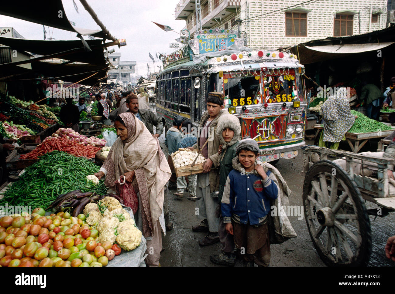 Il Pakistan Baluchistan Quetta acquirenti nel mercato ortofrutticolo Foto Stock