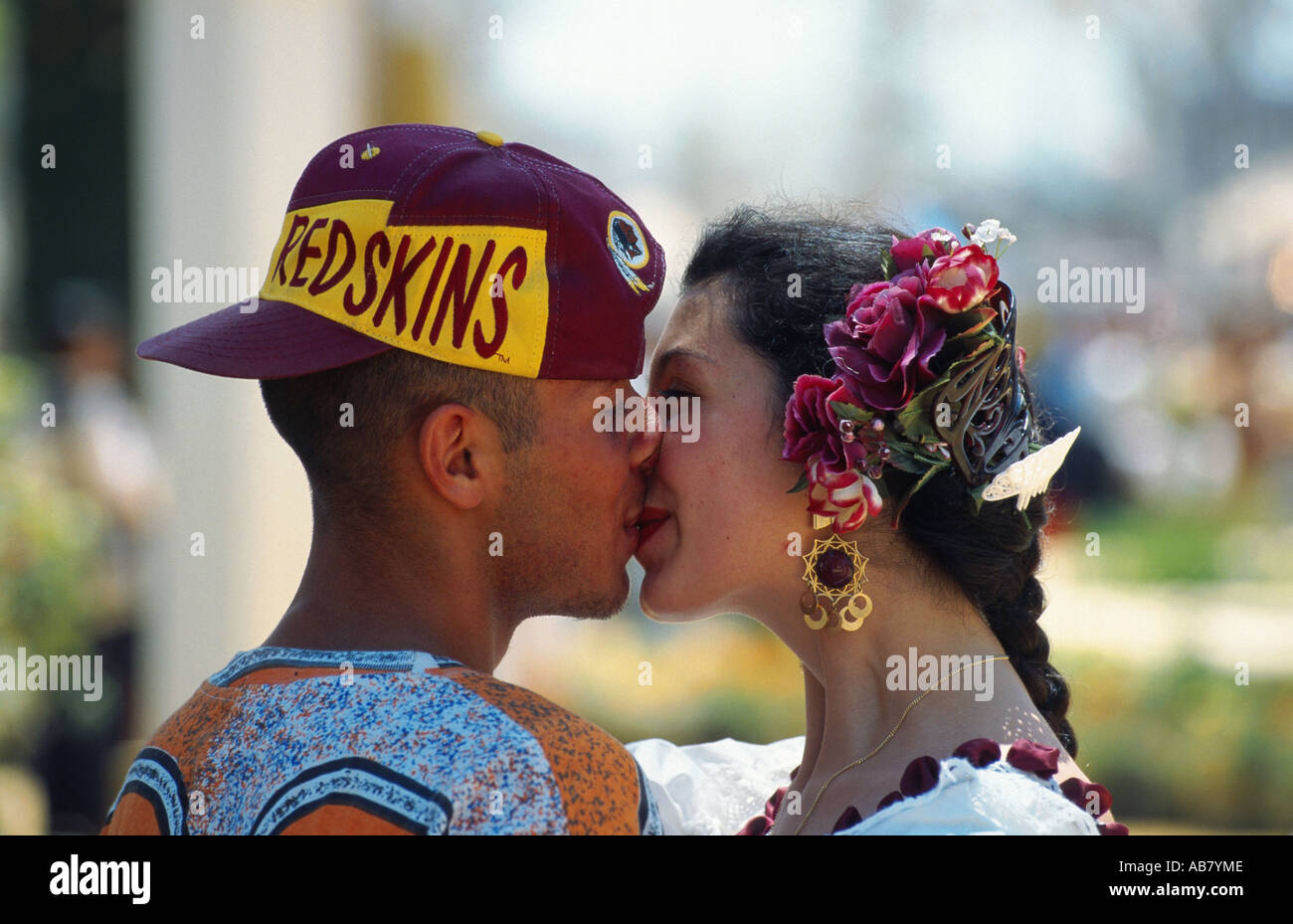 Kissing coppia giovane, Spagna, Andalusia Foto Stock
