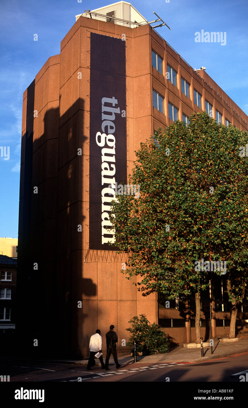 Il quotidiano The Guardian edificio con bungee molleggiato sul banner di Farringdon Road, Londra, Inghilterra Foto Stock