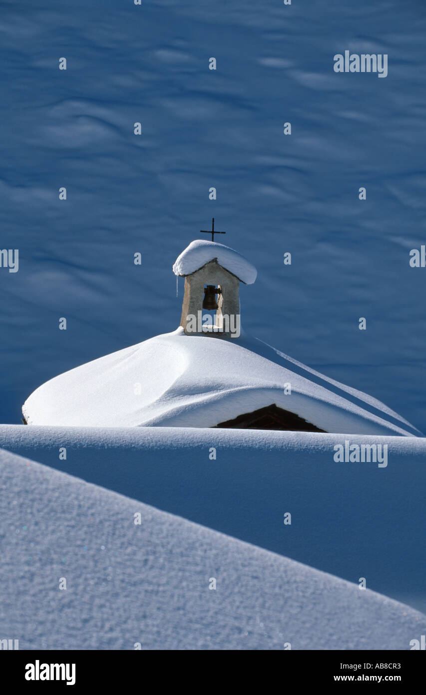 Coperta di neve cappella in snow landscape, Francia Foto Stock