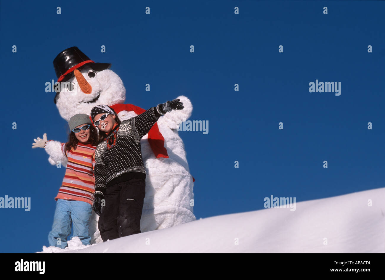 Due bambini di fronte a un pupazzo di neve artificiale, Francia Foto Stock