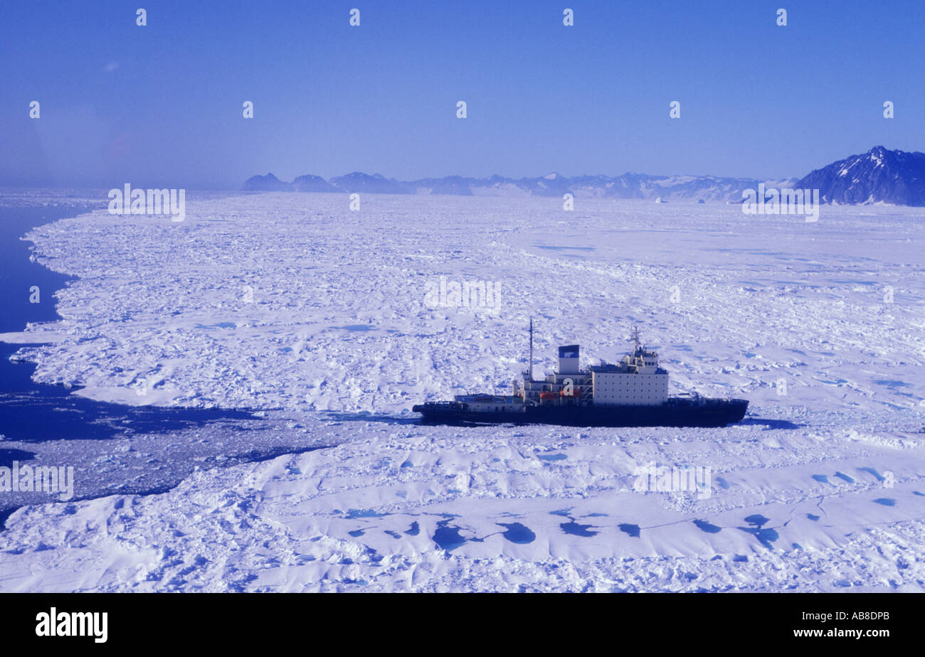 Il russo rompighiaccio Kapitan Dranitsyn nell est della Groenlandia pack ghiaccio, Groenlandia Foto Stock
