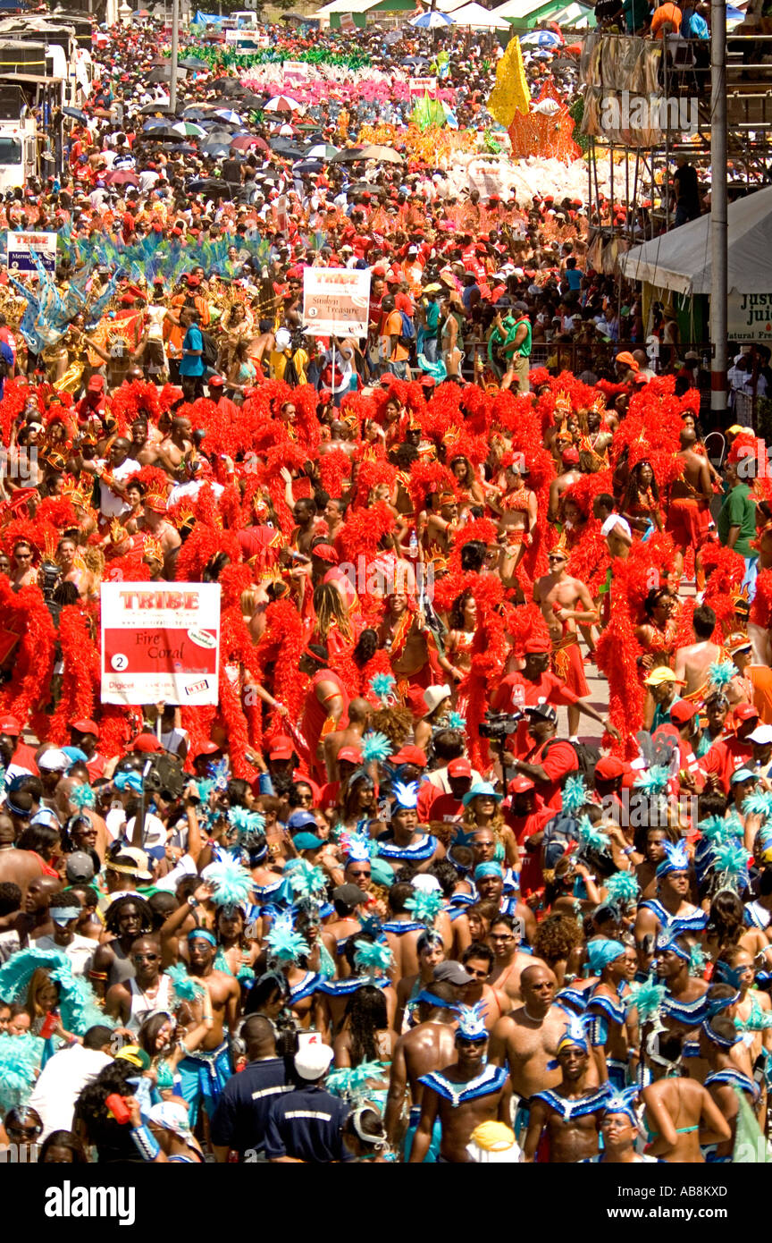 WEST INDIES TRINIDAD CARNIVAL Porto di Spagna sfilata di carnevale di bande celebrando sul palco principale savana Queens Park Foto Stock