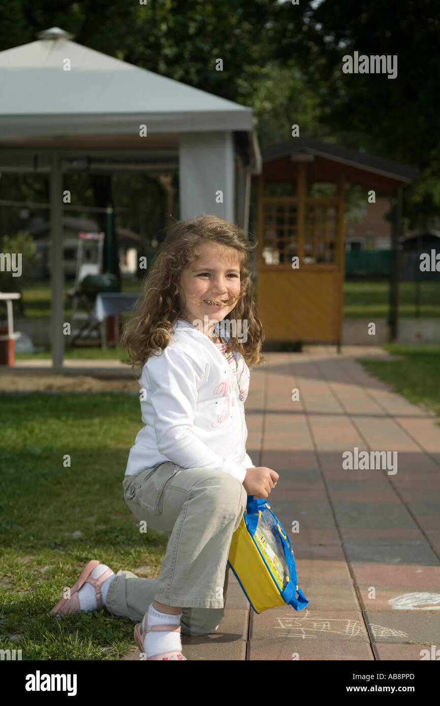 Bambino felice divertente se stessa con gesso disegni in un campeggio Foto Stock