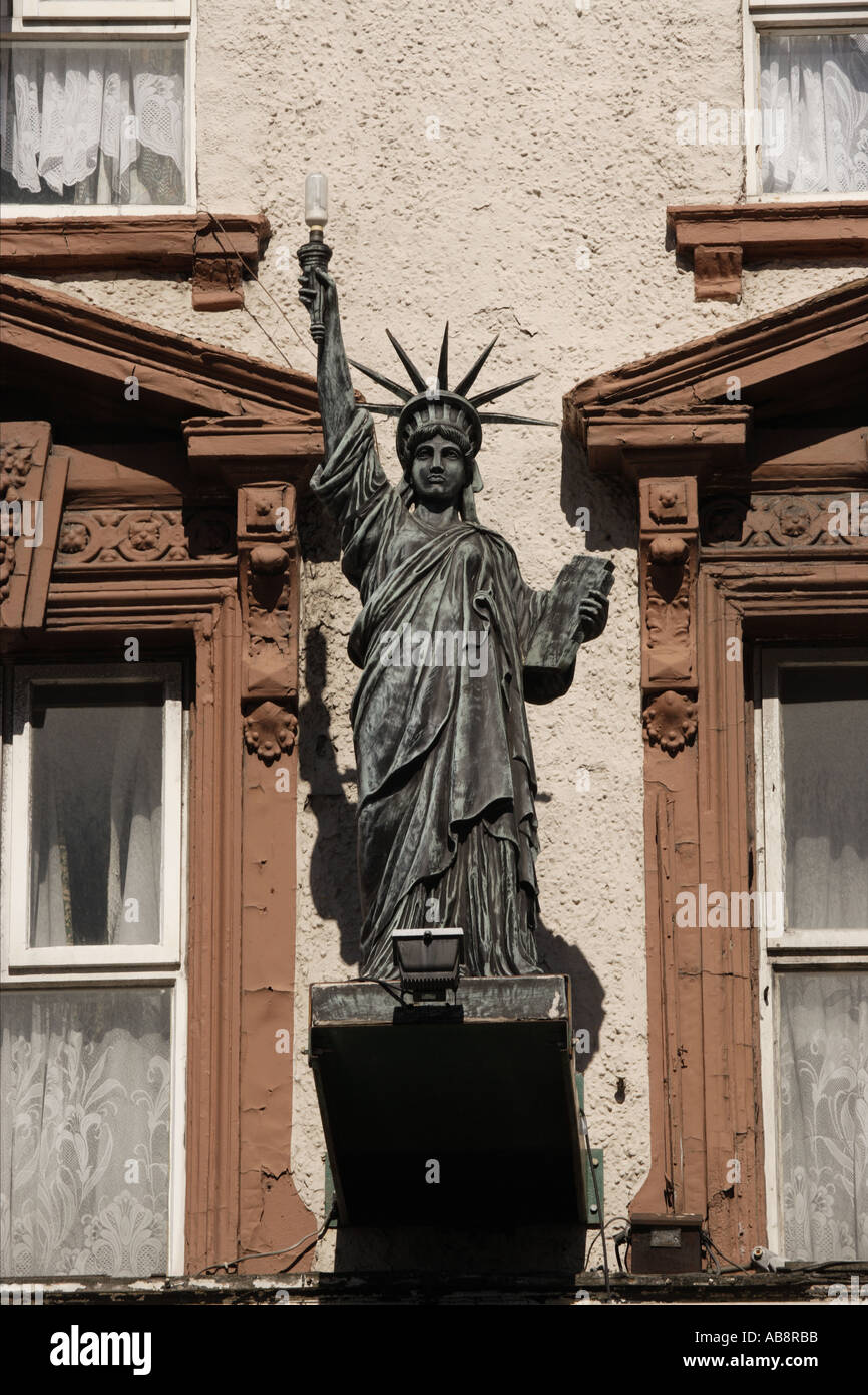 Statua della Libertà al di fuori di McHale s Irish American bar in Liverpool Regno Unito Foto Stock