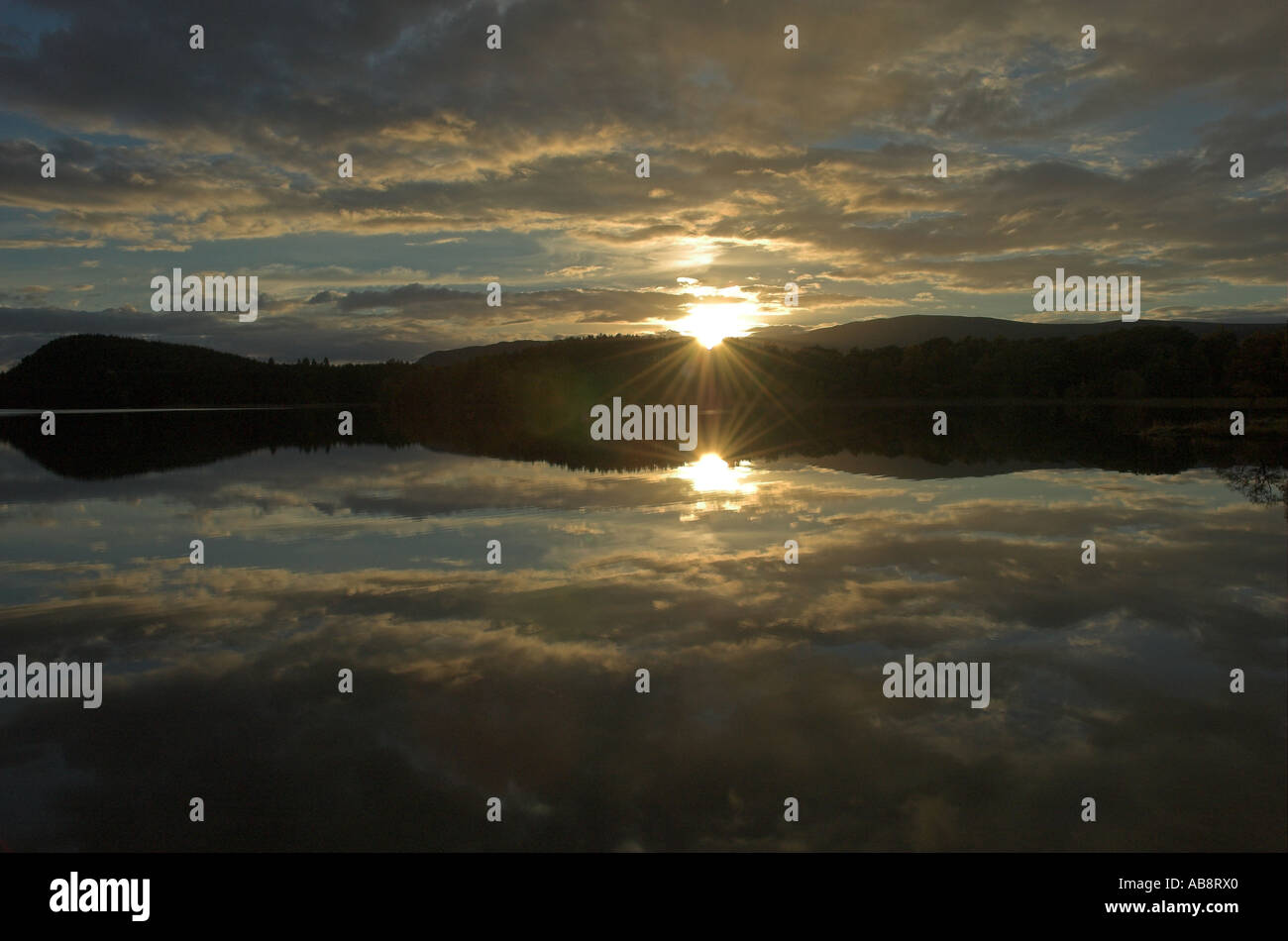 Sunset Loch Pityoulish nr Coylumbridge Highland Scozia Scotland Foto Stock