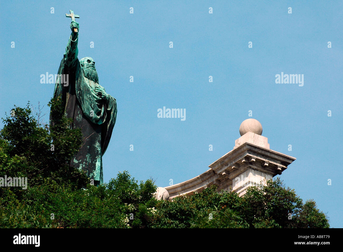 Statua di szt gellert, il primo vescovo ungherese e il comandante del primo re ungherese, Santo Stefano si trova sulla collina Gellert Budapest Ungheria Foto Stock
