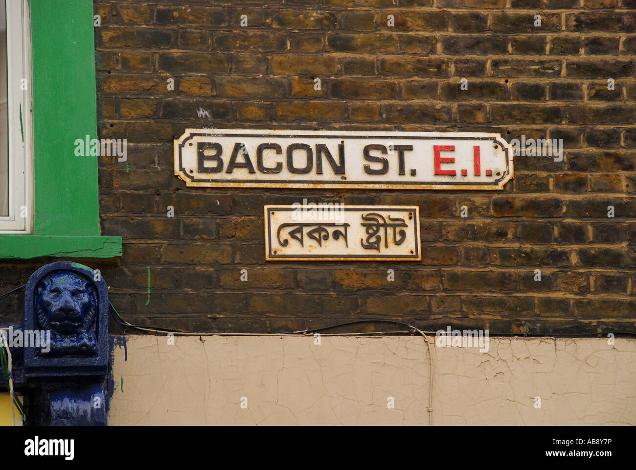 Strada bilingue Inglese segno Bengali, London REGNO UNITO Foto Stock