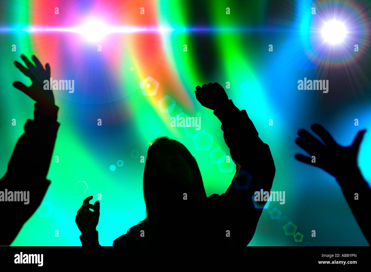 Silhouette di teen-age le ragazze e i ragazzi a Rave concerto danza Foto Stock