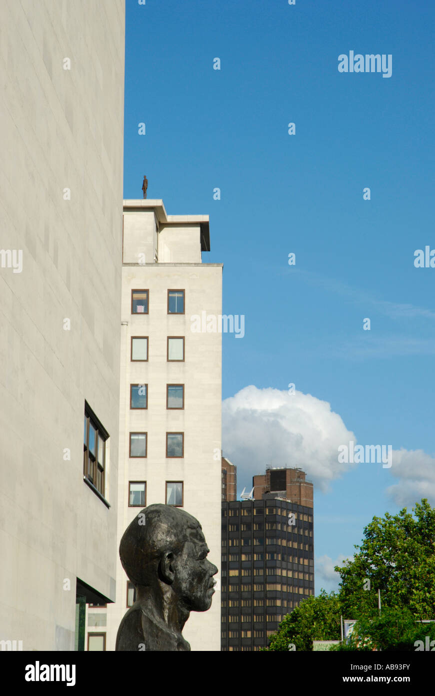 Statua di Nelson Mandela contro edifici in cemento di South Bank Centre London Inghilterra England Foto Stock