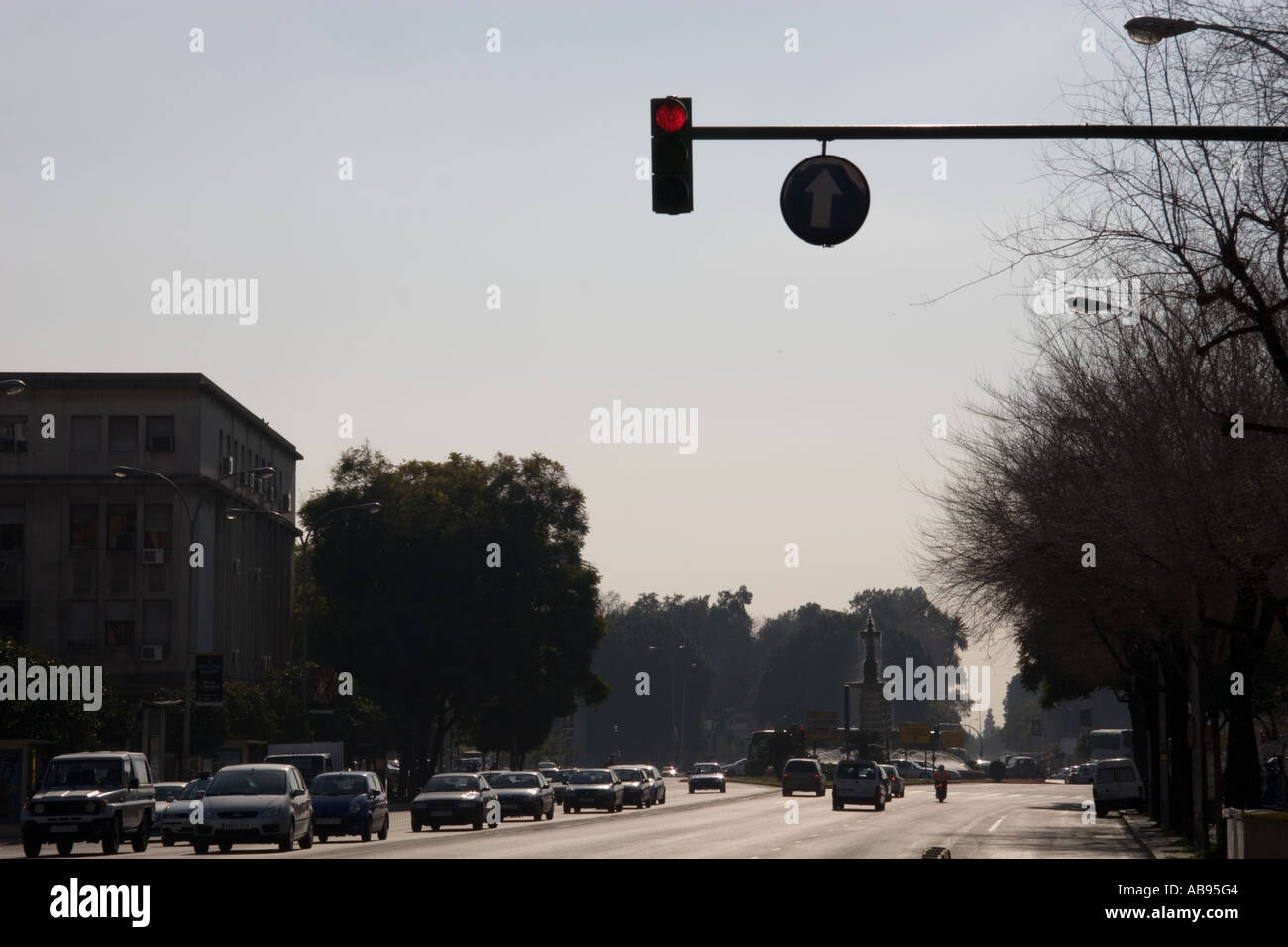 Visualizza in basso la vasta Avenida Menendez y Pelayo a Siviglia Foto Stock