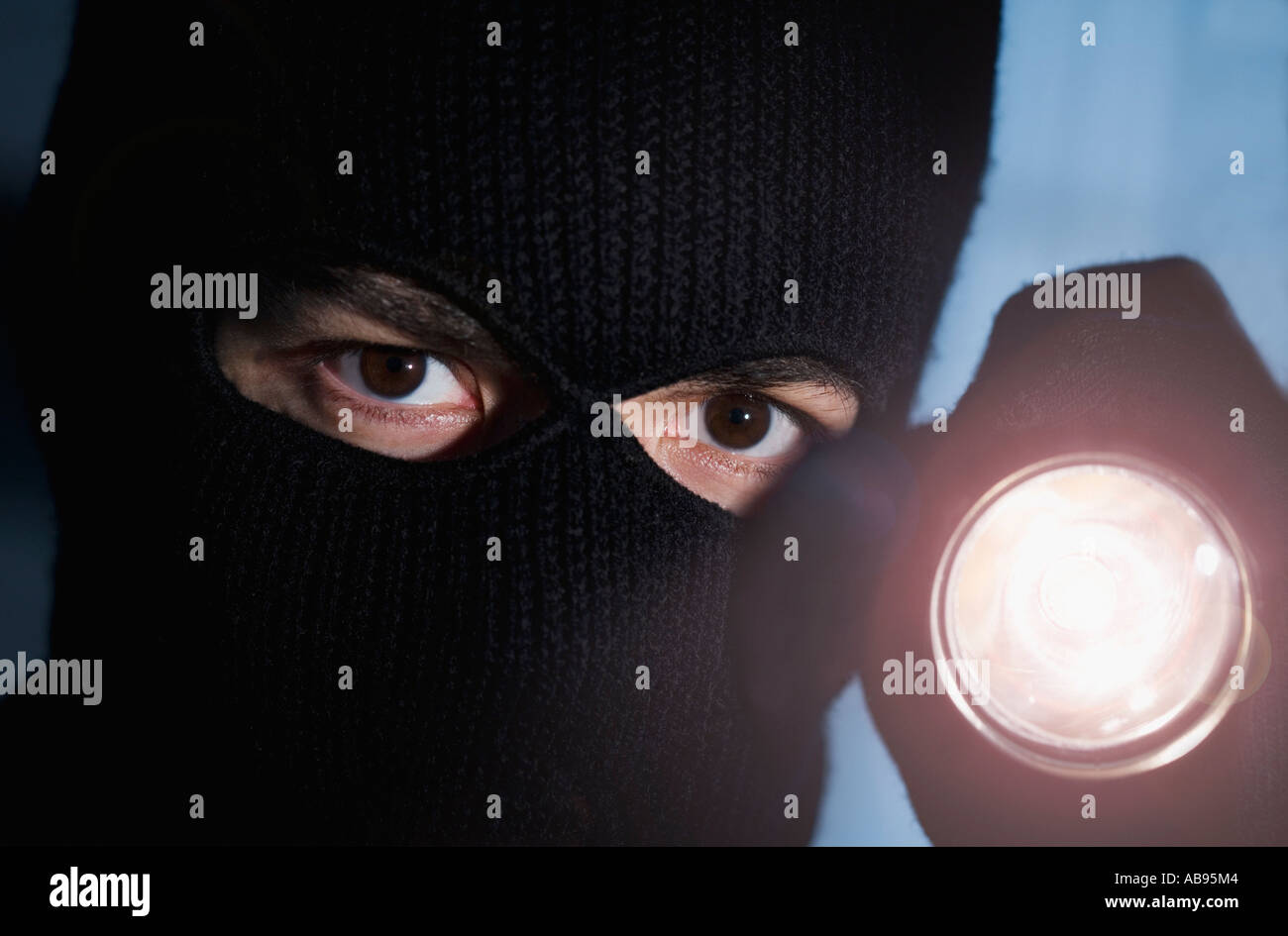 Ladro brilla la sua torcia elettrica Foto Stock