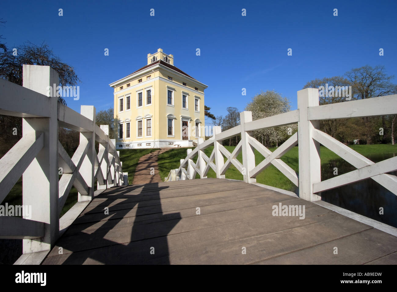 Park Luisium con il ponte di arco e country-house, Germania, Sassonia-Anhalt, Dessau Foto Stock