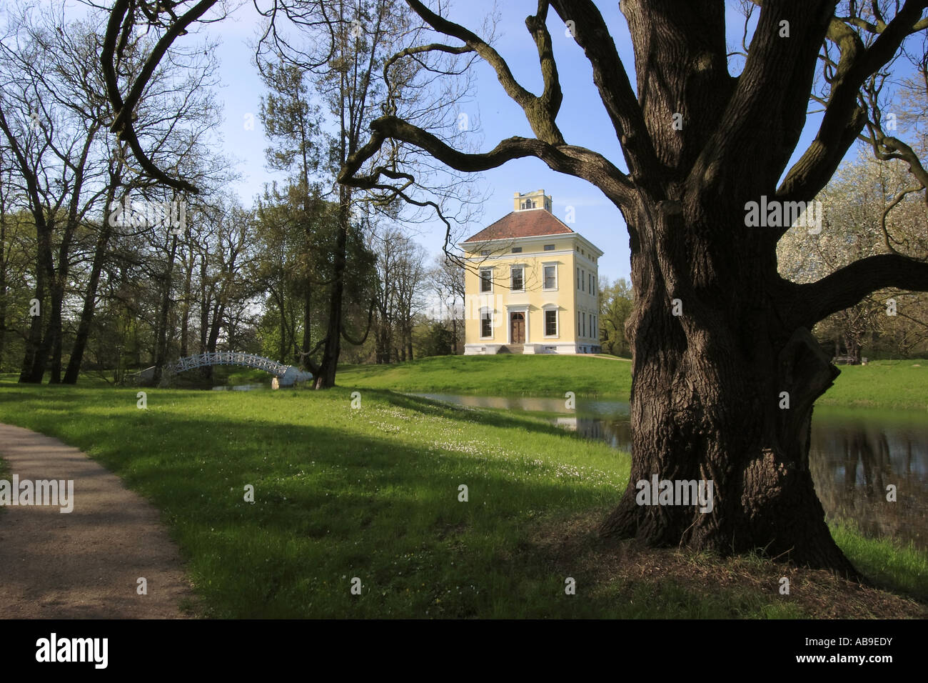 Park Luisium con il ponte di arco e country-house, Germania, Sassonia-Anhalt, Dessau Foto Stock