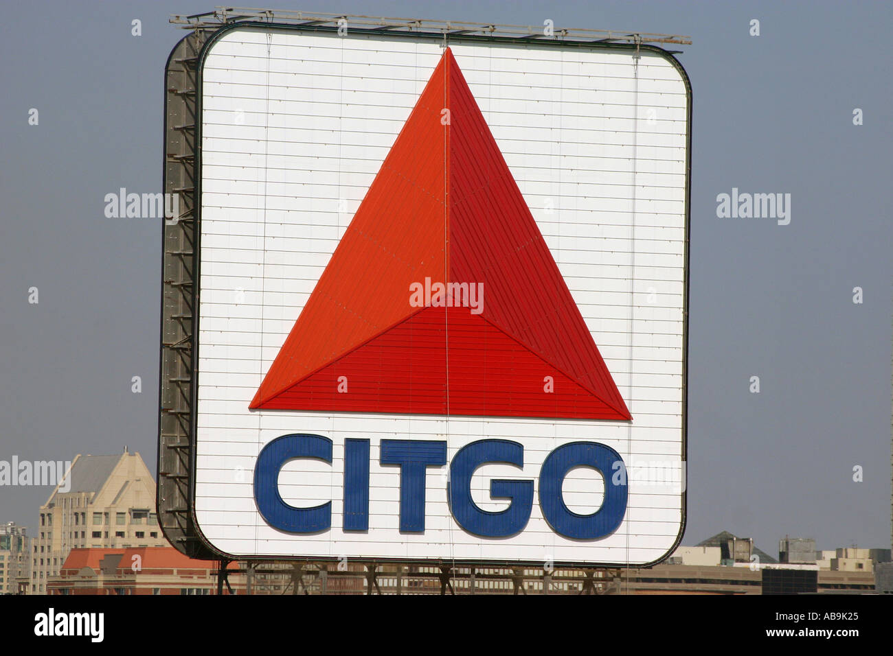 La storica CITGO segno trova a Kenmore Square di Boston in giù la strada dal Fenway Park Foto Stock