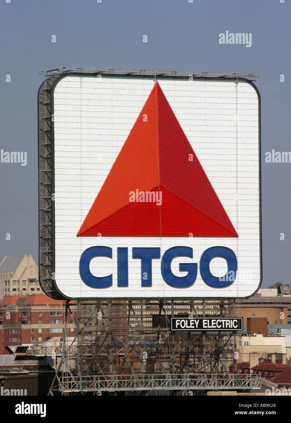 La storica CITGO segno trova a Kenmore Square di Boston in giù la strada dal Fenway Park Foto Stock