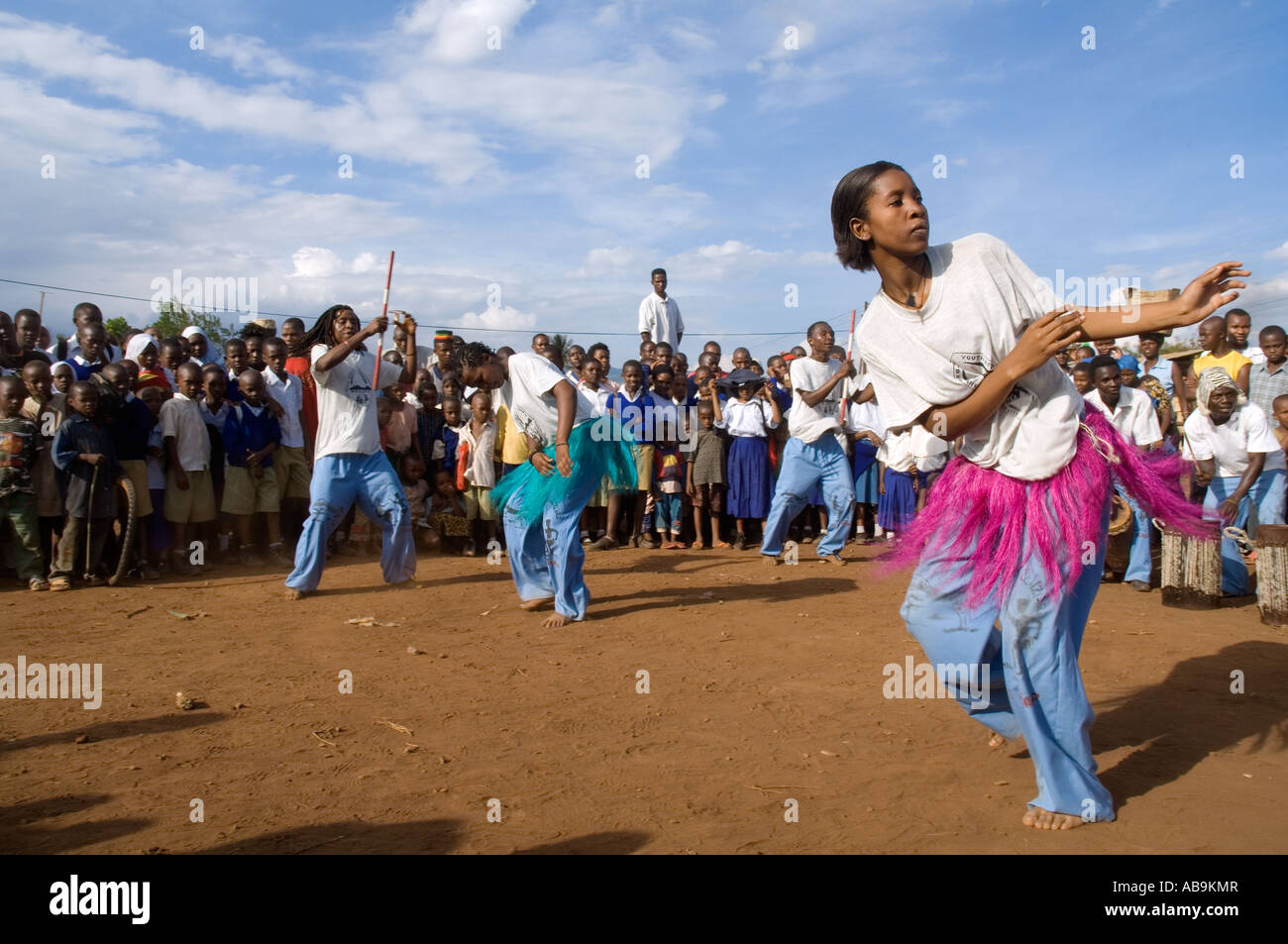 I danzatori del dramma di un gruppo di eseguire durante una HIV/AIDS campagna di sensibilizzazione a Moshi in Tanzania Foto Stock