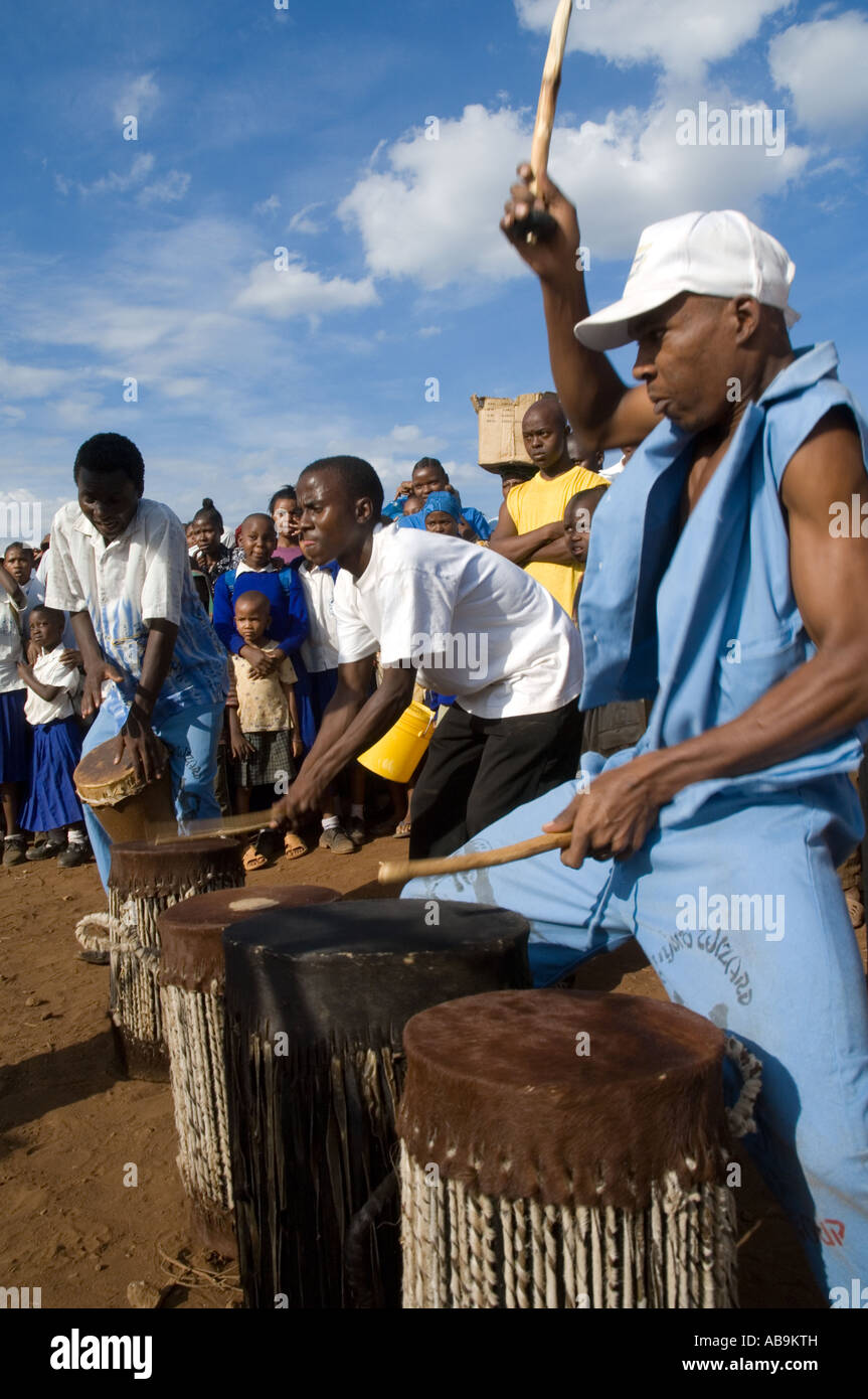 I percussionisti riproduzione durante una HIV/AIDS campagna di sensibilizzazione a Moshi in Tanzania Foto Stock