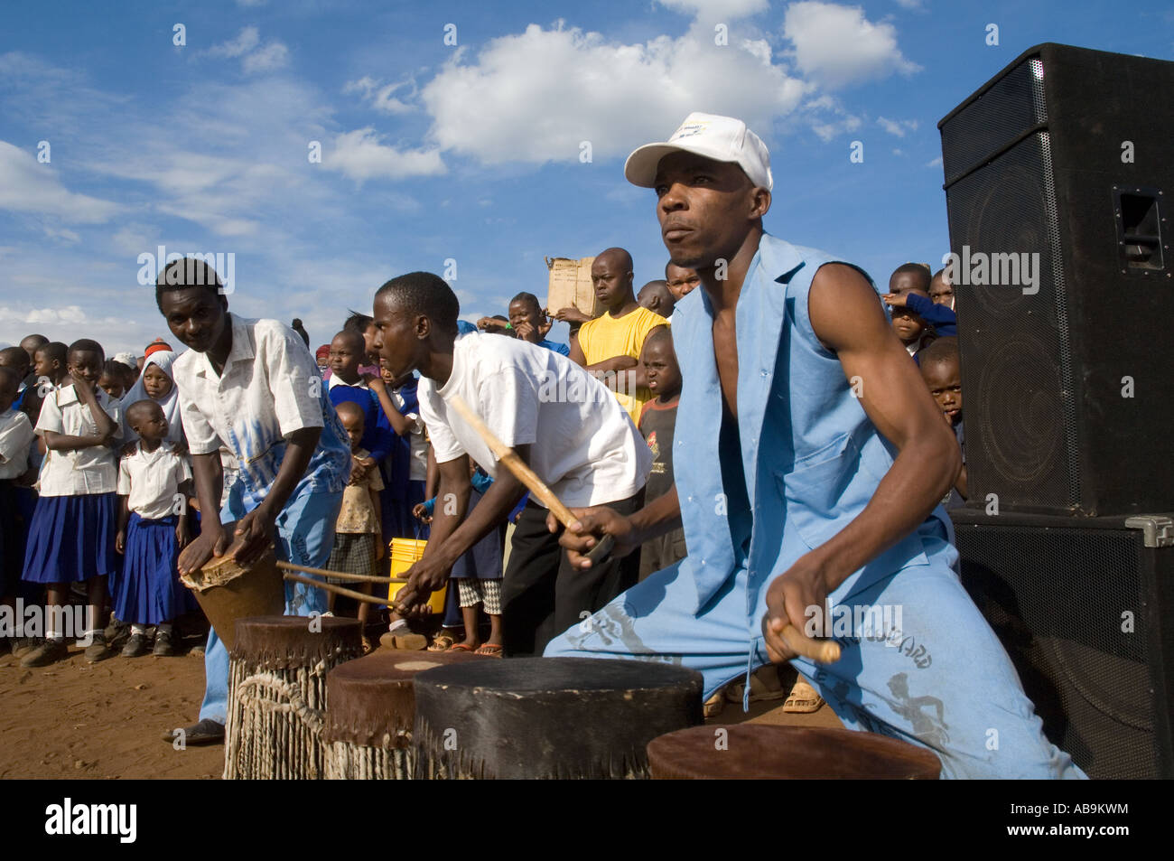 I percussionisti riproduzione durante una HIV/AIDS campagna di sensibilizzazione a Moshi in Tanzania Foto Stock