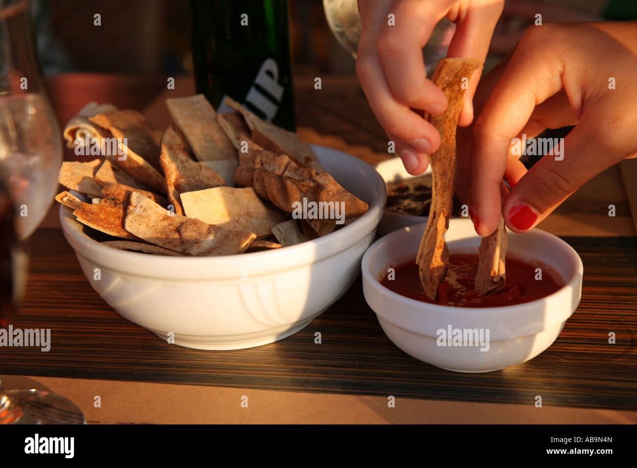 Asciugare i pezzi di allevati con salsa taco dip Foto Stock