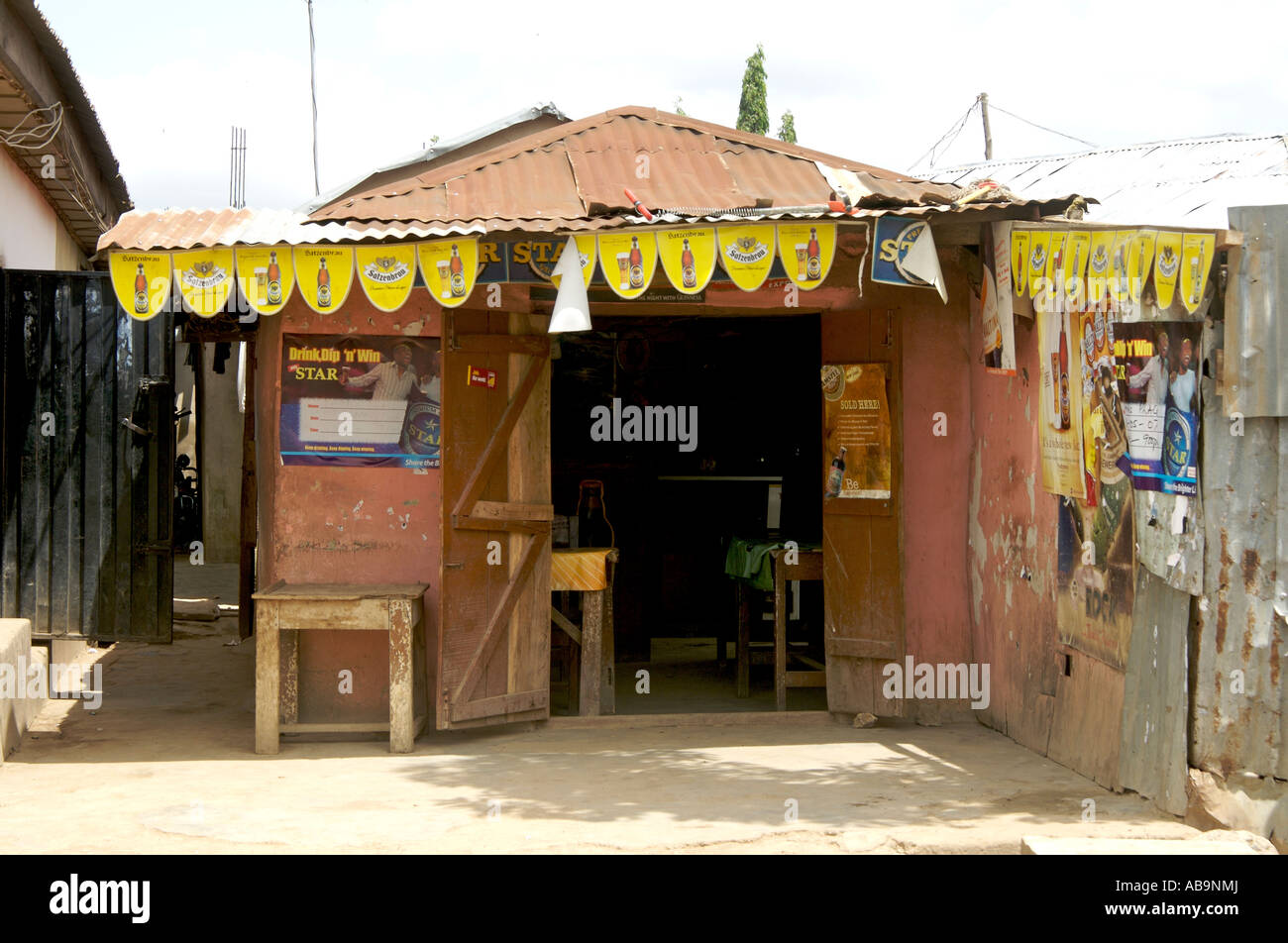 Shebeen bar nel quartiere Garki Abuja, Nigeria Foto Stock