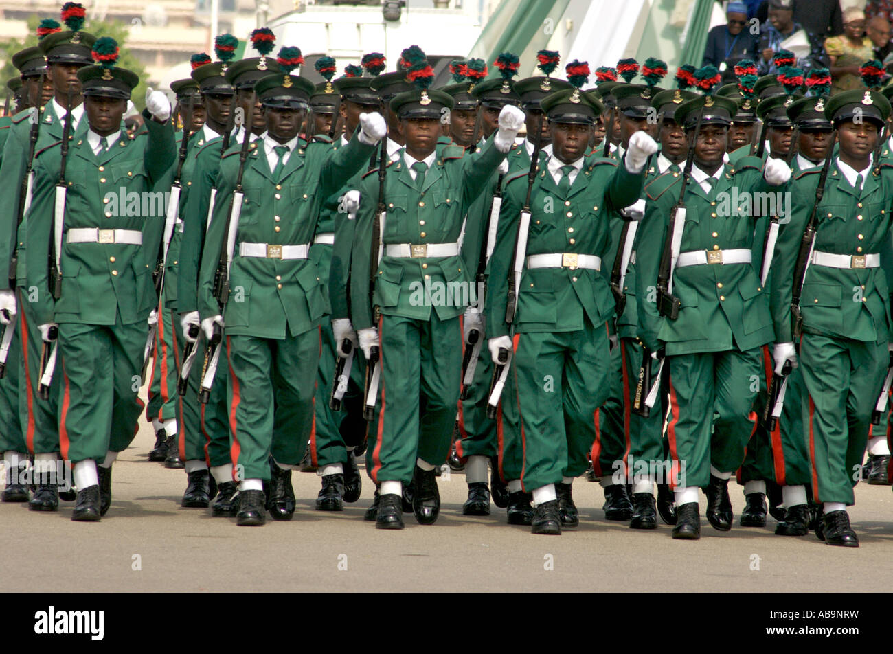 Esercito marciando su parade all inaugurazione di Umaru Musa Yar Adua come nuovo Presidente della Nigeria Abuja 29 Maggio 2007 Foto Stock
