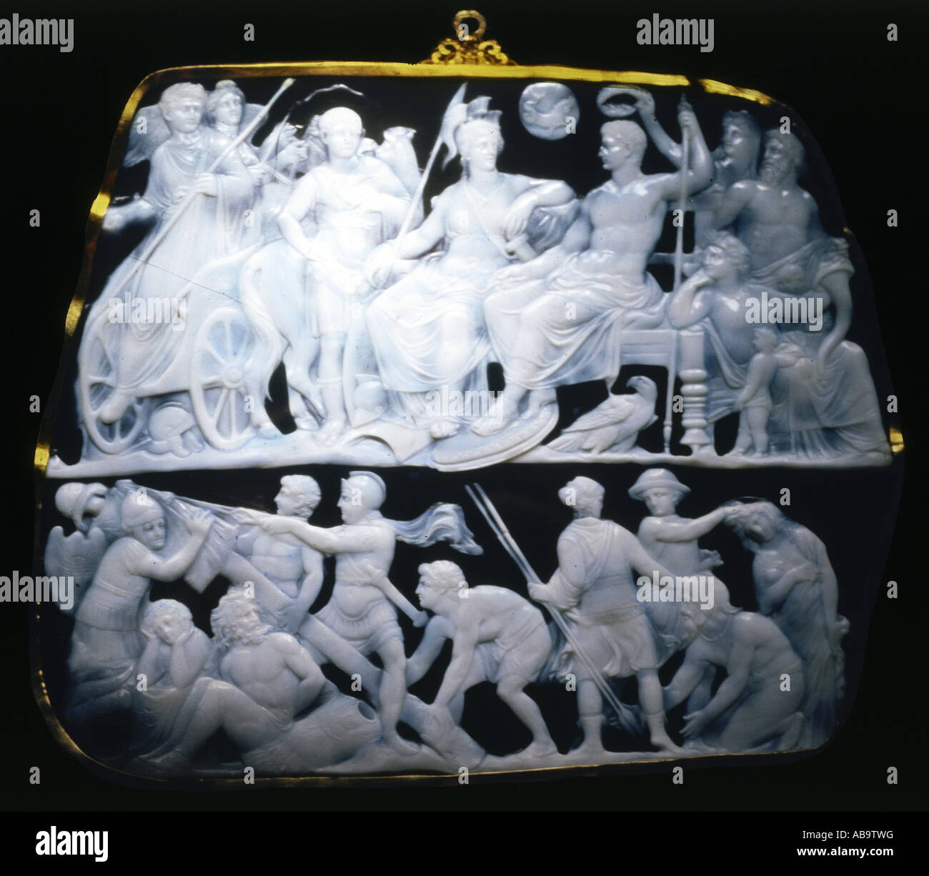 Belle arti, arte antica impero romano, cameo, Gemma Augustea, Imperatore Augusto gremita da Oikomene, oltre alla Dea Roma, Tiberio a sinistra in un carro guidato da Victoria, Germanicus tra, doppio posati Arabian onyx, circa 10 - 12 D.C., impostazione in oro, Germania, secolo XVII, Kunsthistorisches Museum, Vienna, , artista del diritto d'autore non deve essere cancellata Foto Stock