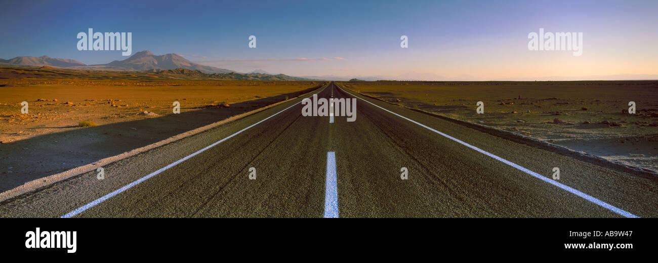 La strada per Socaire deserto di Atacama Cile settentrionale Foto Stock