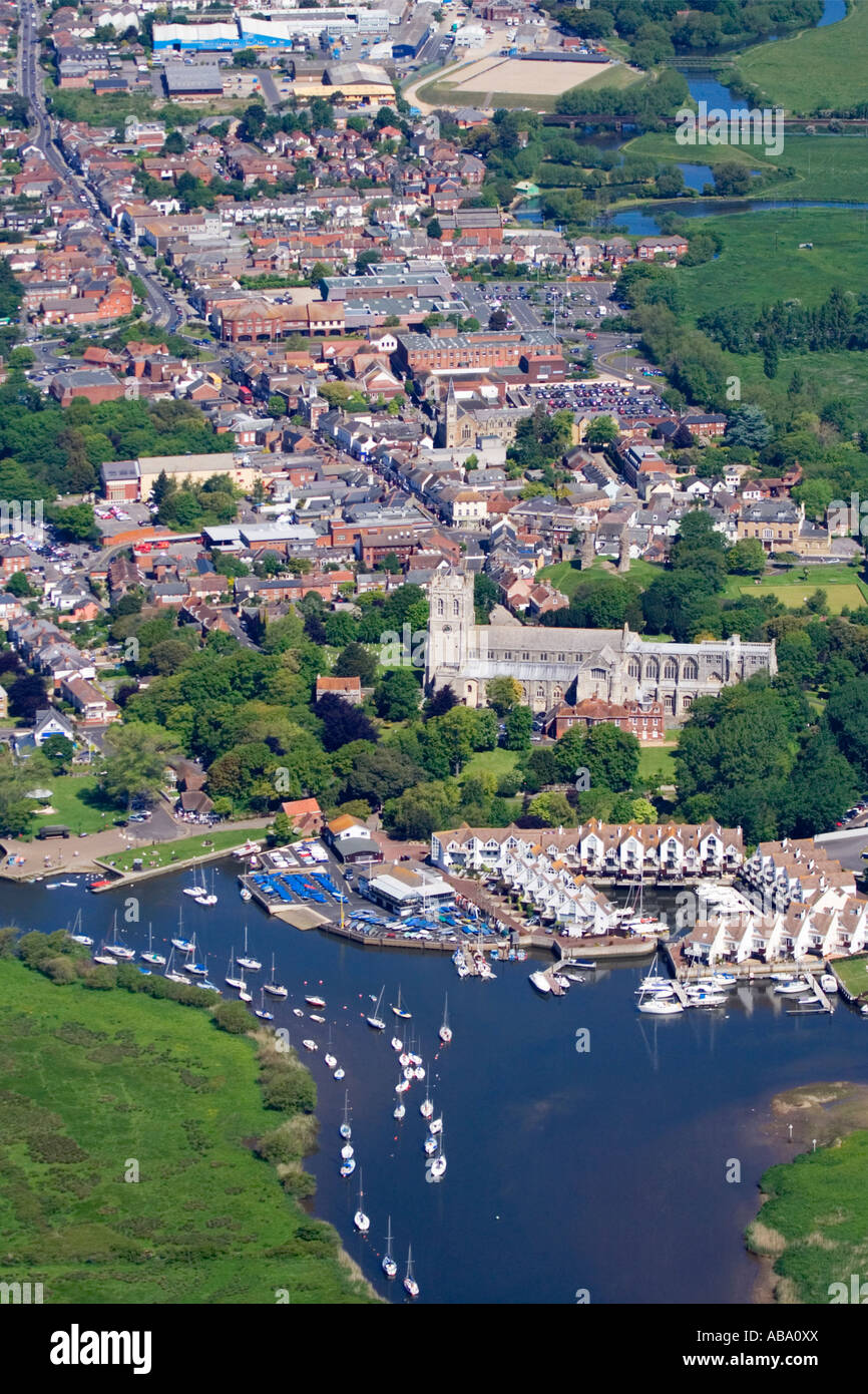 Christchurch Priory, città, High Street e la banchina dove il fiume Avon incontra il fiume Stour, Dorset. Regno Unito. Foto Stock