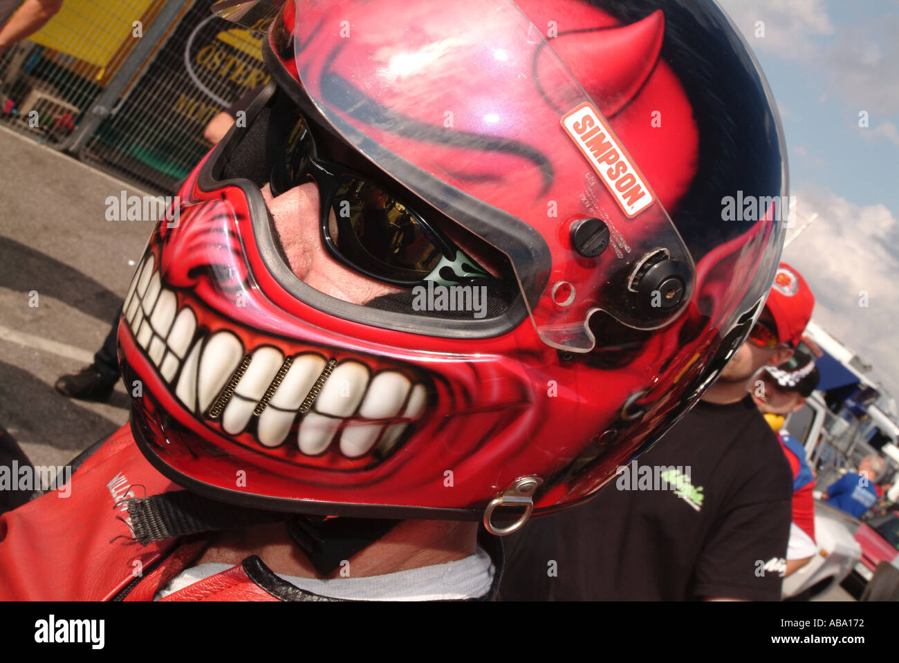 Casco con devil paint job adrenalina rischio estremo pericolo Foto stock -  Alamy