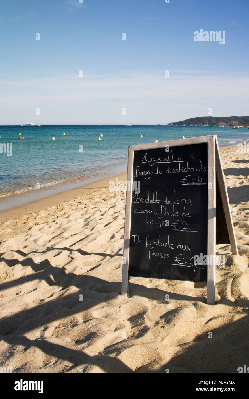 Beach Restaurant menu sulla lavagna a Plage de Pampelonne Ramatuelle, Cote d'azur, Var, Francia Foto Stock