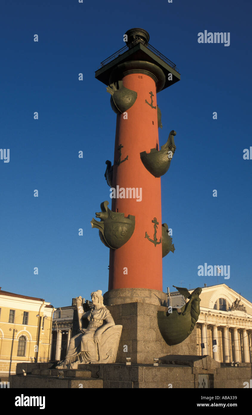 Colonna rostrale spostamento faro sulla Vasilevsky Island, San Pietroburgo, Russia Foto Stock