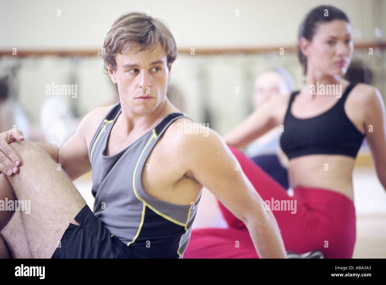 Persone che praticano lo yoga Foto Stock