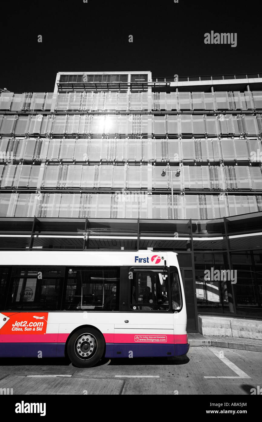 Shudehill bus station, il primo autobus, Manchester, Regno Unito Foto Stock