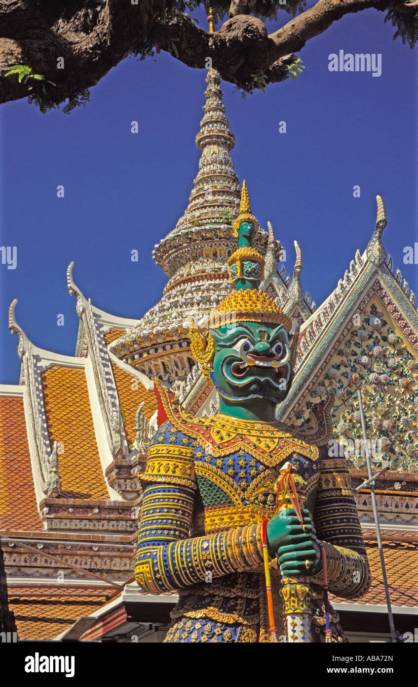 Custode statua di Wat Arun con più ornata livelli tetto dietro il tempio dell'alba, Bangkok in Thailandia Foto Stock